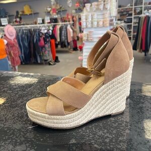 Chic Tan Wedge Sandals